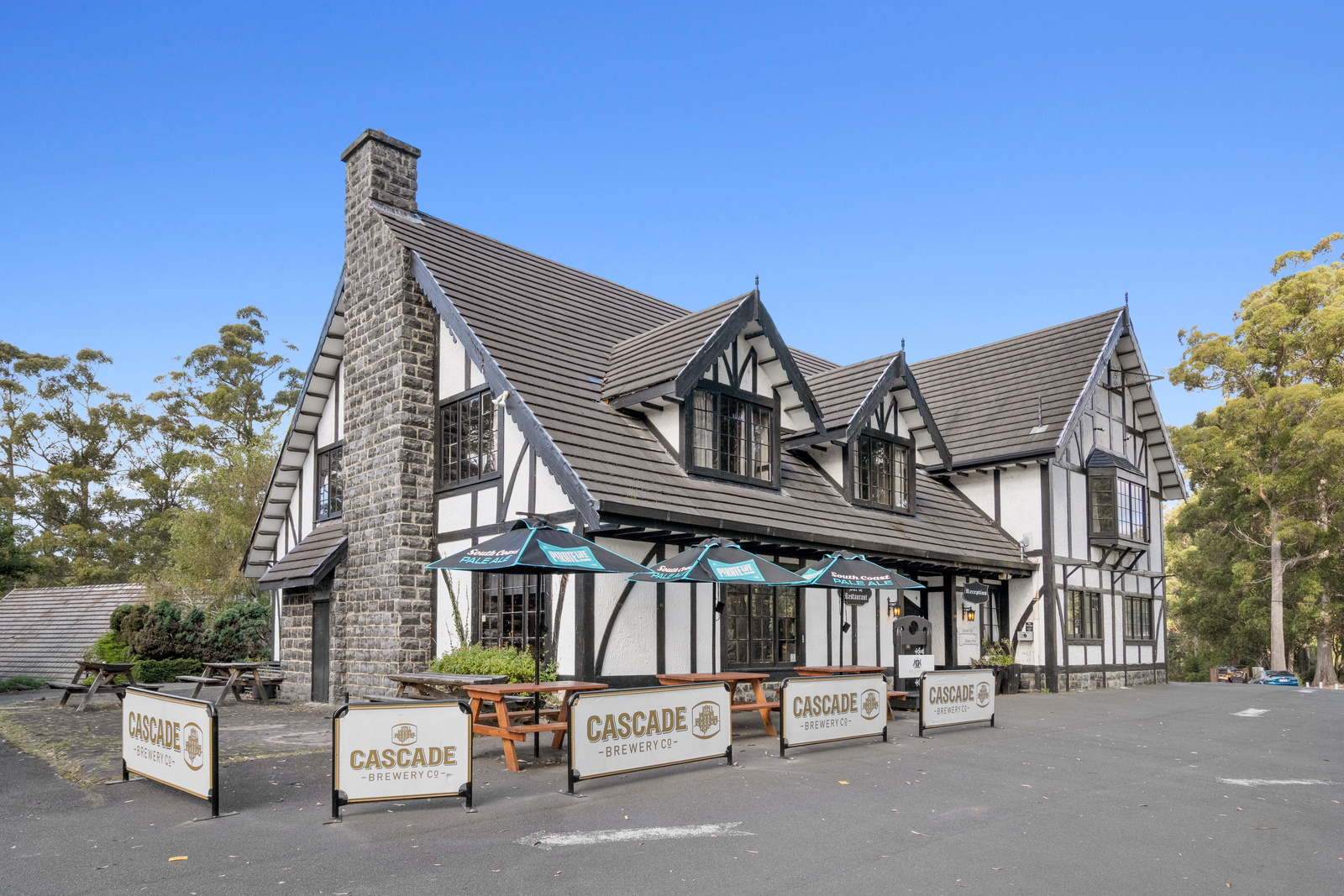 The Fox and Hounds Historic Hotel